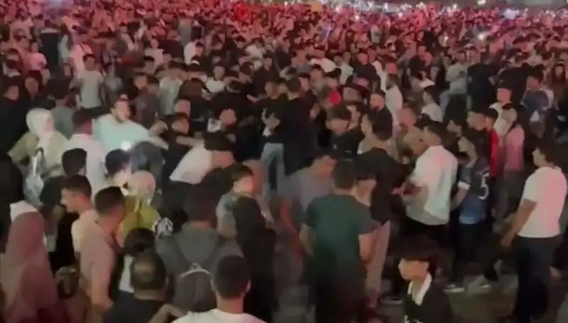 Konserde Bıçaklı Kavga: Üç Kişi Yaralandı, Yetkililer Olayı Araştırıyor!