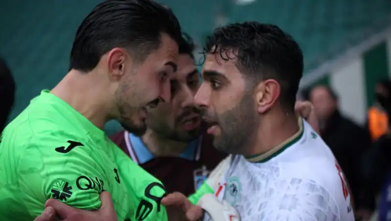 Konyaspor-Trabzonspor Maçında Gerilim Tavan Yaptı: Futbolcular Arasında Kavga!