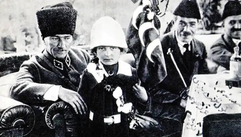 Unutulmaz Fotoğrafın Ardındaki Hikaye: O Şapkanın Altındaki Bayram