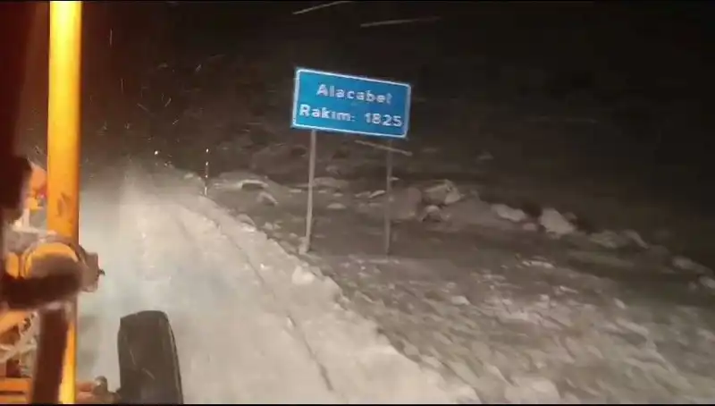 Antalya'da Beklenmedik Kar Sürprizi: Yerli ve Yabancı Turistleri Büyüledi