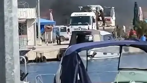 Tuzla'da Balıkçı Barınağında Büyük Lastik Yangını: İlk Bilgiler
