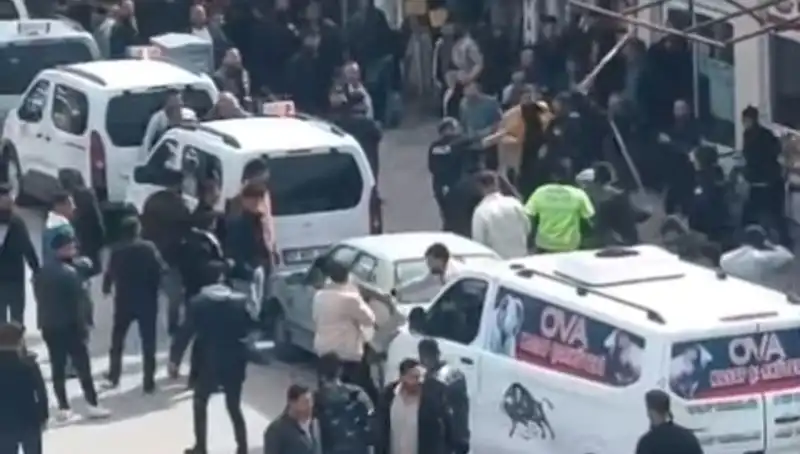 Erciş'te Taşlı Sopalı Kavga: 7 Gözaltı, Olayın Ardındaki Gizemler Ne?