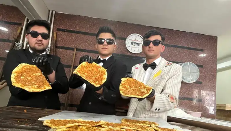 Takım Elbiseli Fırıncılar: Sosyal Medyada Yeni Fenomen!