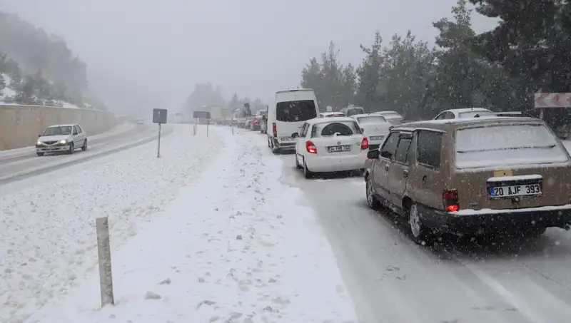 Denizli-Antalya Kara Yolunda Kar Baskını: Trafik Kilitlendi!