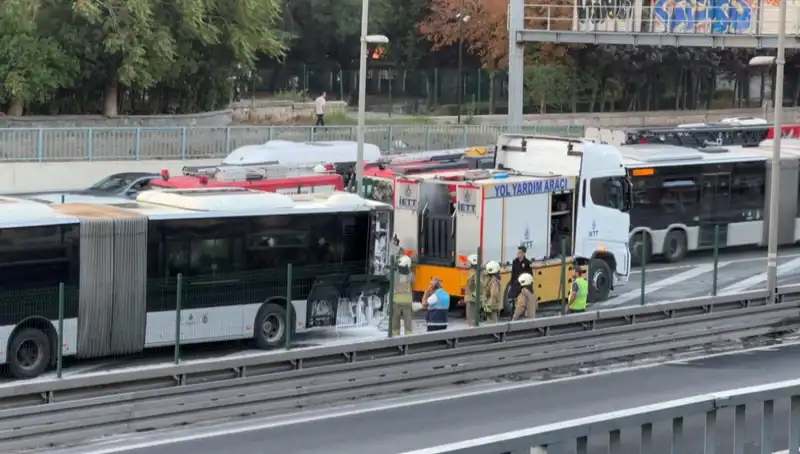 İstanbul Metrobüs Yangını: Trafik Aksadı, Yolcular Panik İçinde Kaldı