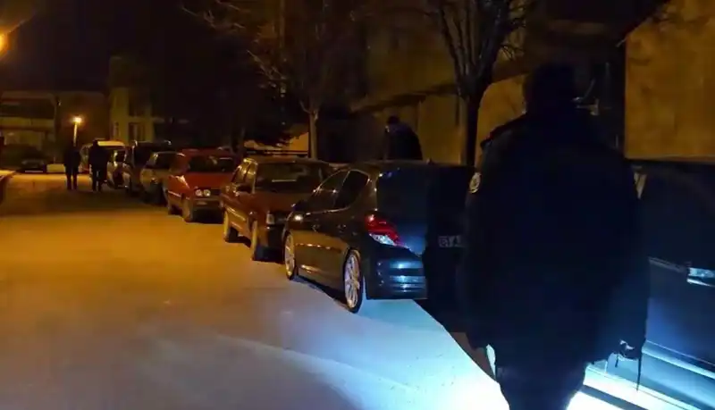 Park Halindeki Araçları Çizen Hırsızlar, Olay Yerinden Kaçtı!