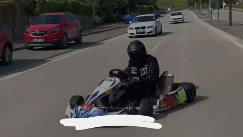 Tehlikeli Go-Kart Oyunu: Yolda Drift Yapan Sürücü Panik Yarattı!