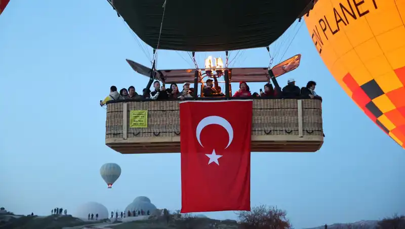 Kapadokya'nın Gökyüzünde Türk Bayrağı Rüzgarı: 23 Nisan Kutlaması