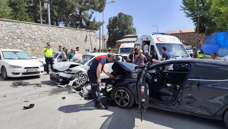 Bitlis'te Otomobiller Çarpıştı: Yaralıların Durumu ve Soruşturma Başlatıldı