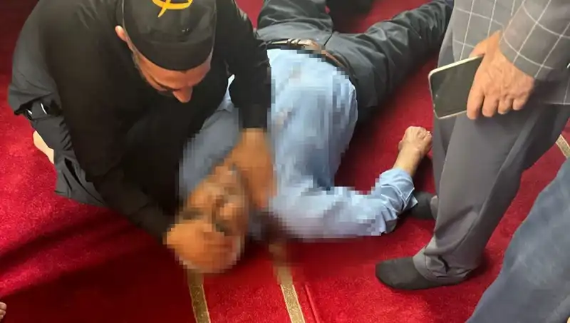 Camide Ani Saldırı: Namaz Kılan Adam Bıçaklandı