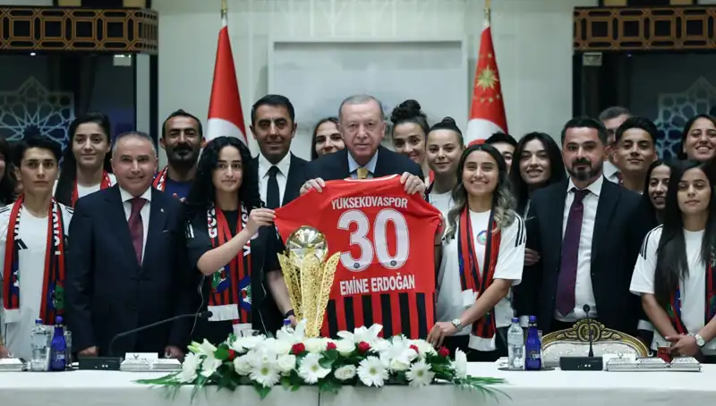 Cumhurbaşkanı Erdoğan, Yüksekovaspor Kadın Futbol Takımı’nı Kucakladı