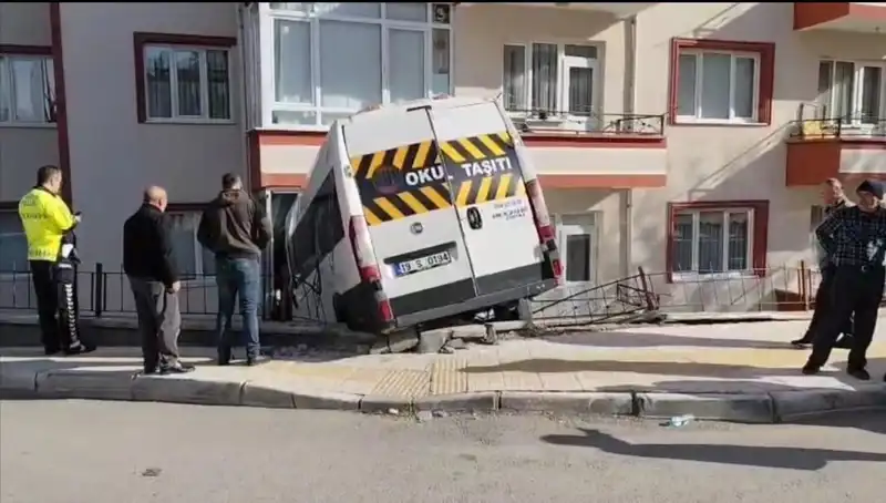 Okul Servisi Balkona Daldı: İki Öğrenci Yaralı!