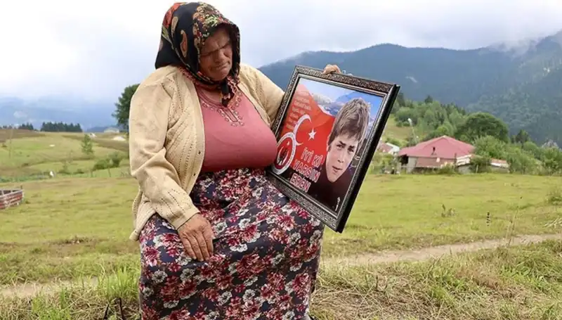 DEM Parti'den Eren Bülbül Annesine Duygusal Bayram Ziyareti