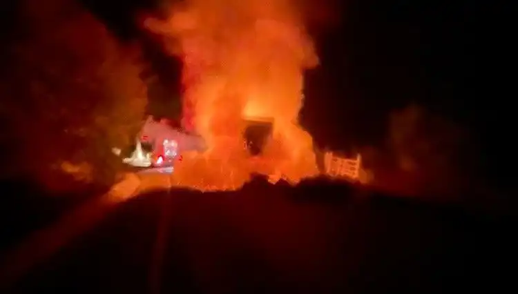 Seyir Halindeki Kamyonet Alev Alev Yandı, Şok Edici Anlar Kameralara Yansıdı