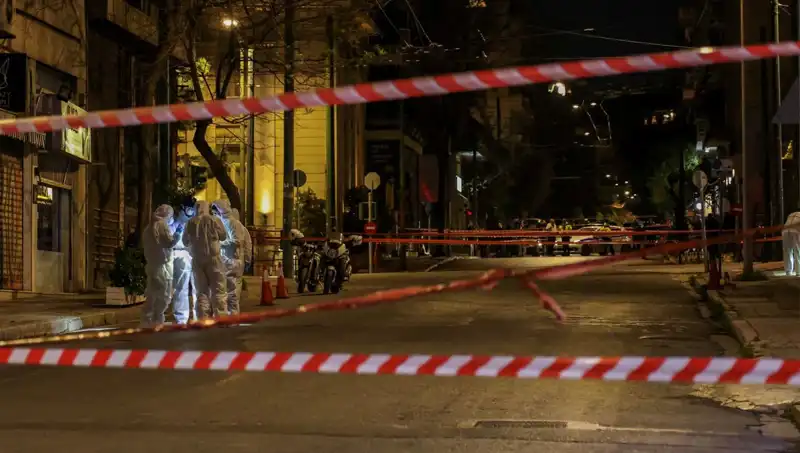 Atina'da Gizemli Bir Çanta Patladı: Panik ve Korku Dolu Anlar