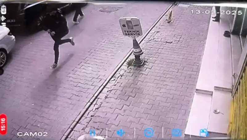 İstanbul’da Silahlı Saldırı: Bacağından Vurulan Adam Eşyalarını Koruya Bilip Kurtuldu
