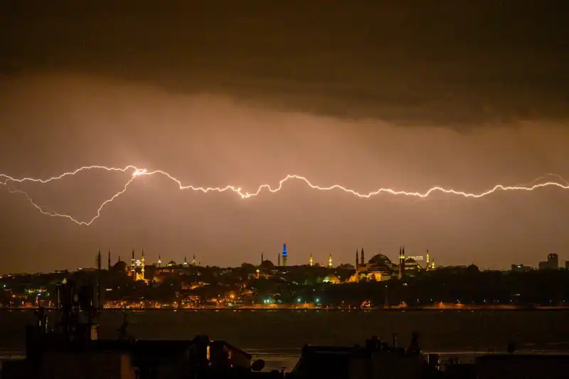 İstanbul'da Sıcaklık 22 Derece Düşebilir: Kar Yağışı Kapıda!