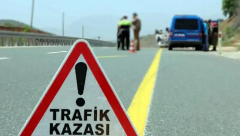 Otomobil ve Hafif Ticari Araç Feci Çarpıştı: 6 Can Kaybı