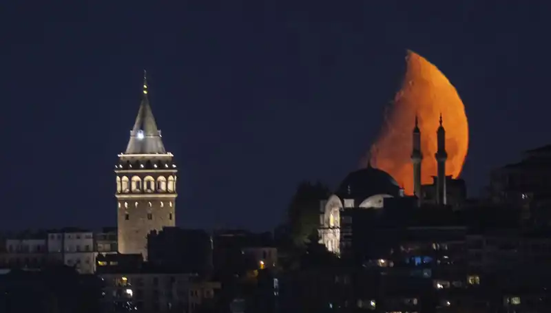 İstanbul'da Büyüleyici Yarım Ay Gözlemi: Detaylar ve Hikayesi