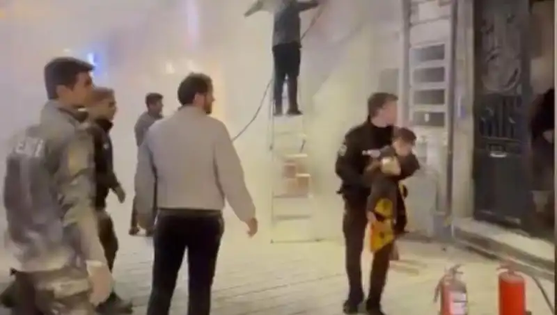 Beyoğlu'nda Büfede Patlayan Alevler, Mahsur Kalan Çocuğun Hayatını Kurtardı
