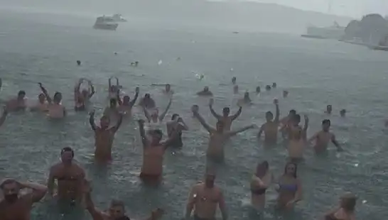 İstanbul Bebek'te Yağmura Rağmen Denize Girenler, Yazın Keyfini Çıkarıyor!