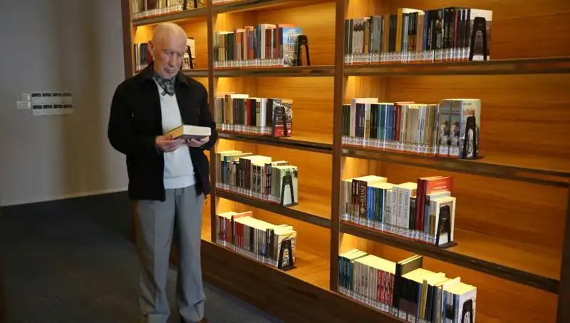 71 Yıldır Kitaplarla Yaşayan Bir Efsane: 8 Yaşındaki Çocuk Büyüyüp Şimdi Ne Yapıyor?