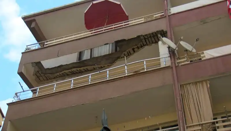 Güngören'de Korkutucu Olay: Beş Katlı Binanın Balkonu Çöktü!
