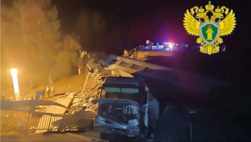 Rusya'da Köprü Çöktü: 7 Kişi Hayatını Kaybetti, Trenler Raydan Çıktı