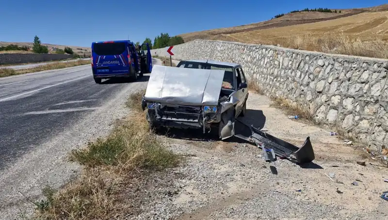 Kontrolden Çıkan Araç Duvara Çarptı: 2 Kişi Yaralandı