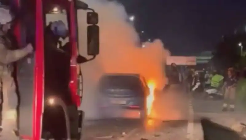 Otoyolda Bariyerlere Çarpan Araç Korkutan Yangın Çıkardı