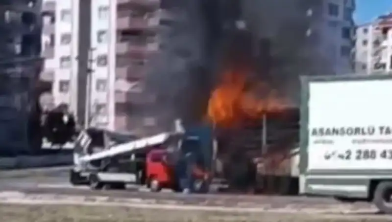 Alevler İçinde Kalan TIR'ın Dramı: Hem Araç Hem Yük Kül Oldu