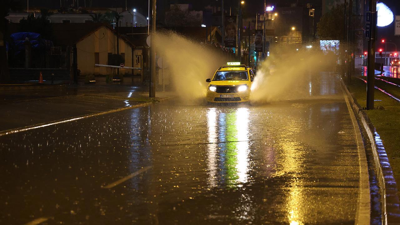 İzmir'de Yoğun Sağanak Yağış Yolları Sular Altında Bıraktı