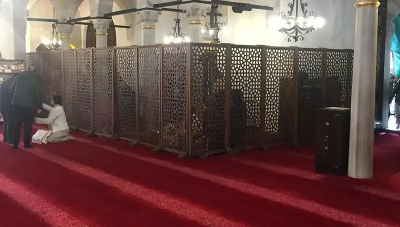 Kadın ve Erkeklerin Yan Yana Teravih Namazı Kılması İddiası Neden Tartışma Yarattı?