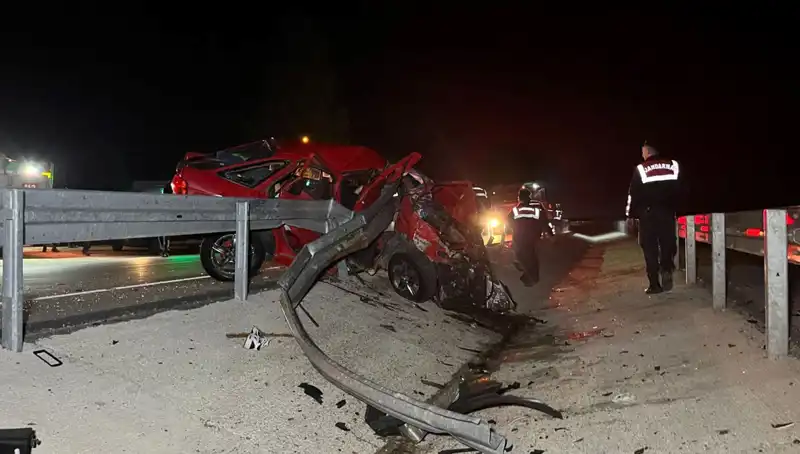 Bariyerlere Çarpan Araç, 2 Can Aldı: Korkunç Kaza Anının Detayları