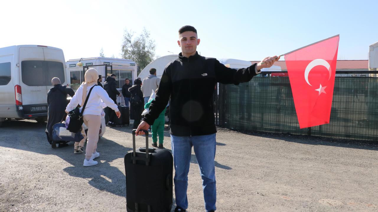 Suriye'den Türk bayrağıyla dönen Abdulkadir'in hikayesi