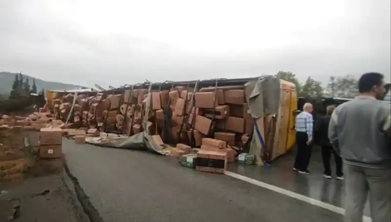 Ankara Yönünde TEM'de TIR Devrildi, Trafik Durma Noktasına Geldi!