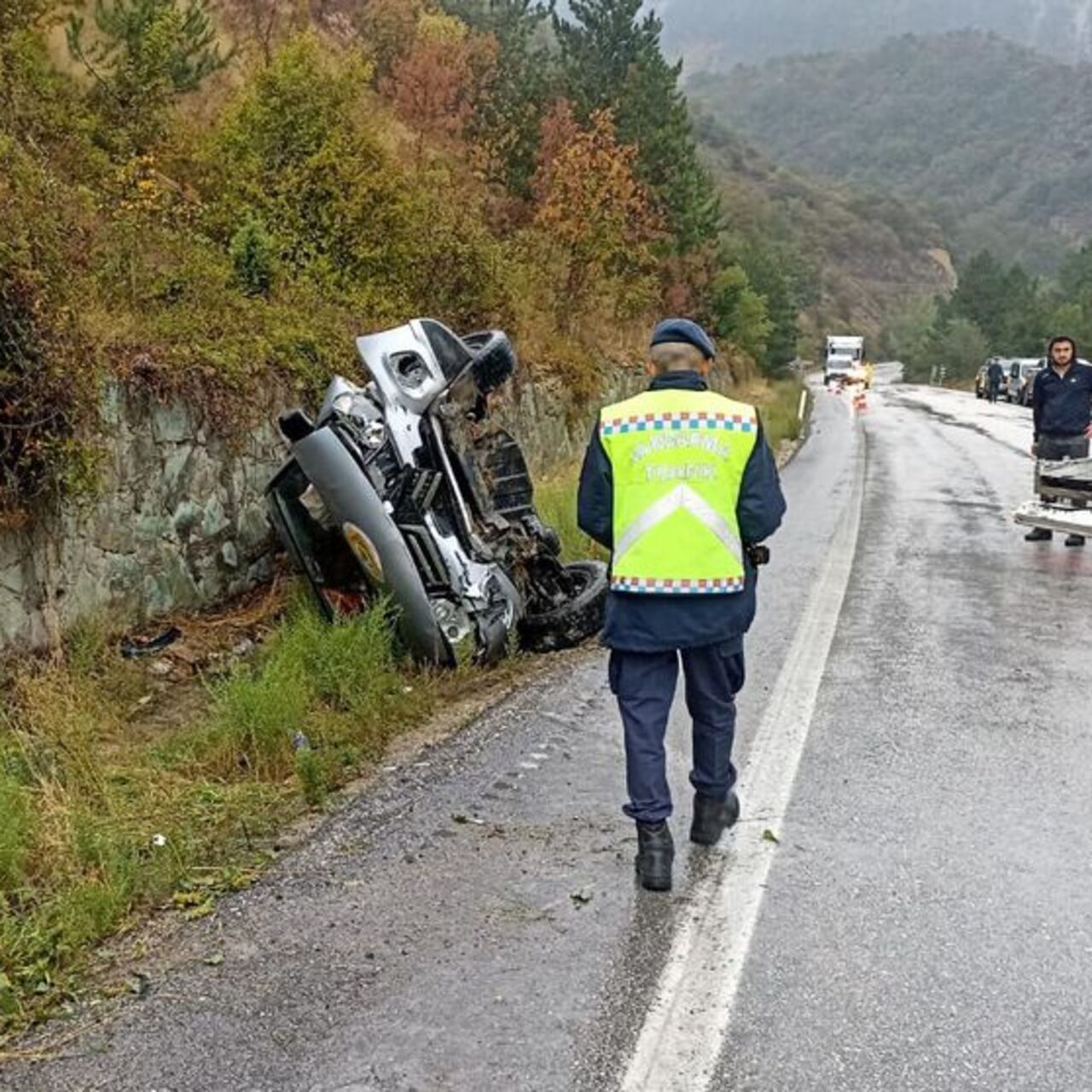 Orman Personelini Taşıyan Kamyonet Duvara Çarptı: Yaralılar Var