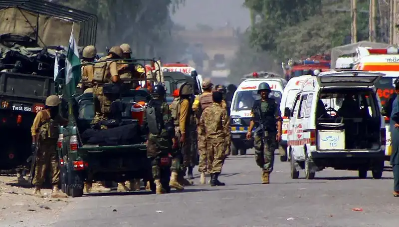 Pakistan'da Camiye Yönelik Bombalı Saldırı: 4 Yaralı ve Korku Dolu Anlar