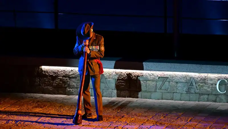 Anzak Koyu'ndaki Şafak Ayini: Hatıraların Yeniden Canlandığı Anlar