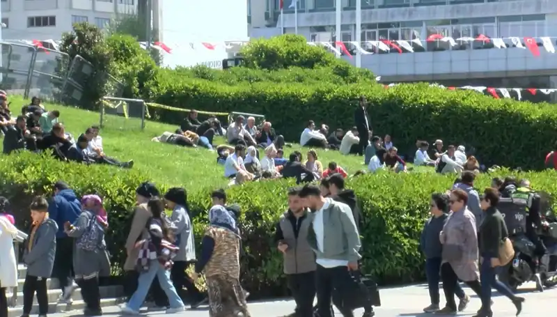 Taksim'de Deprem Duygusu: Şehir Sarsılıyor mu?