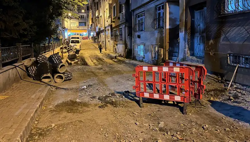 Bayrampaşa'da Altyapı Çalışması Sırasında Rögar Kapağı Patladı, Olay Yerin Yerle Bir Etti!