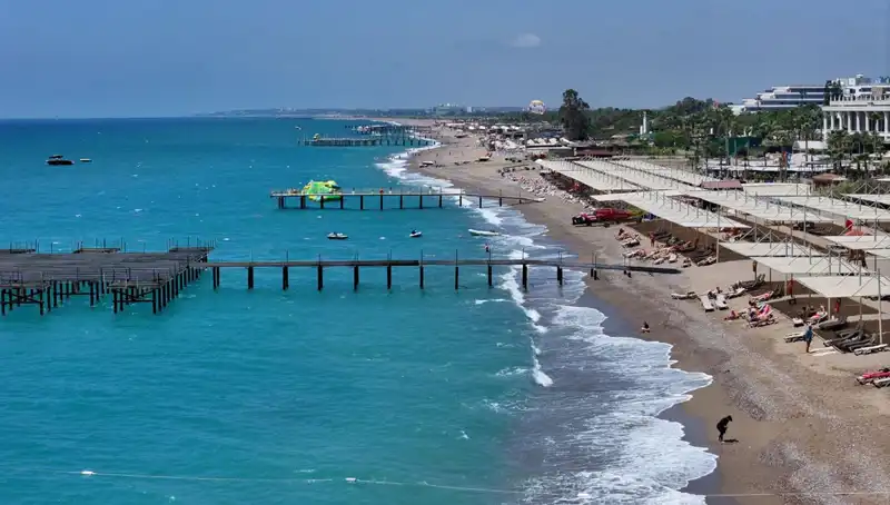 Antalya Sahillerinde Güneşli Hava Yoğunluğu: Yaz Neşesi Bambaşka