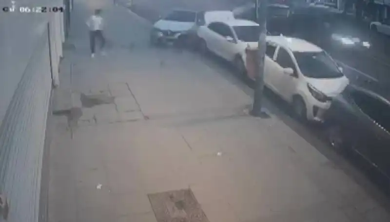 Direksiyon Kontrolünü Kaybeden Araç Park Halindeki Araçlara Çarptı