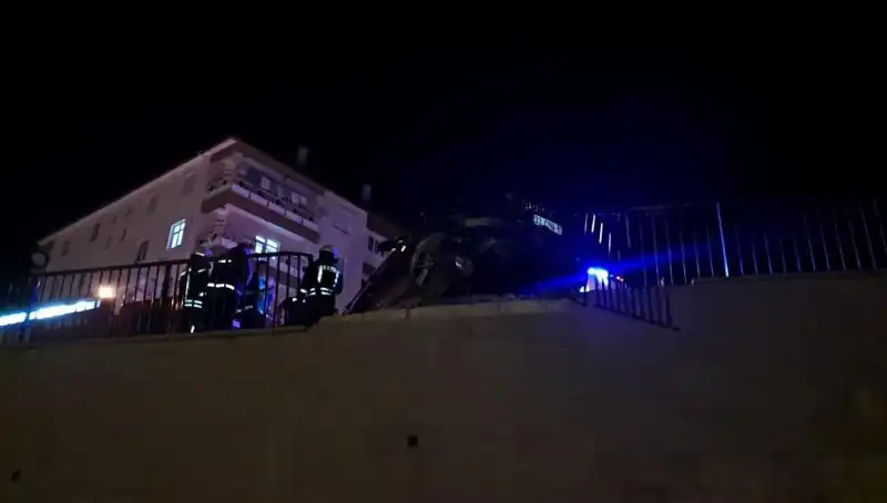 Kontrolden Çıkan Araç Bariyere Çarpınca Havada Asılı Kaldı