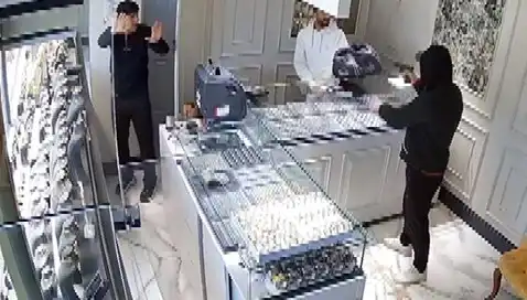 Bursa’da Kuyumcuya Soygun Girişimi: Korku Dolu Anlar Kameralara Yansıdı