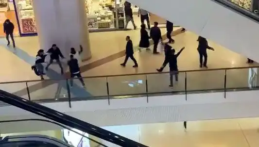 İstanbul'daki AVM'de Sıradışı Kavga: Güvenlik Kameraları Olayı Kaydetti