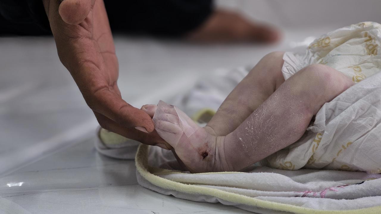 Gazze'de Soğuk Havada Çadırlarda Nöbet Tutan Aileler