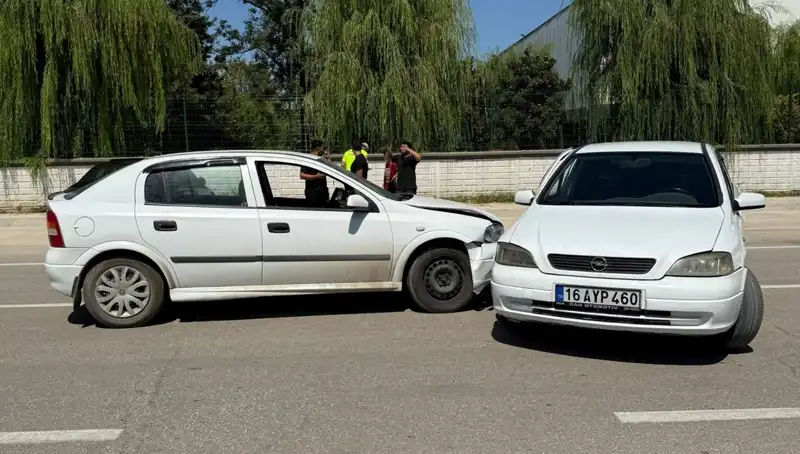 İki Otomobil Çarpıştı: Kaza Sonucu Yaralıların Durumu Merak Ediliyor