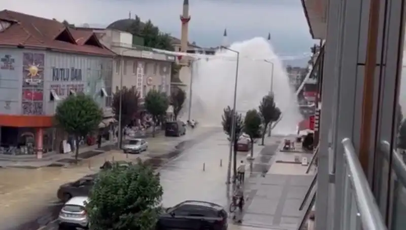 İçme Suyu Hattı Patladı: Su Yüksekten Fışkırdı ve Sokaklar Göldü