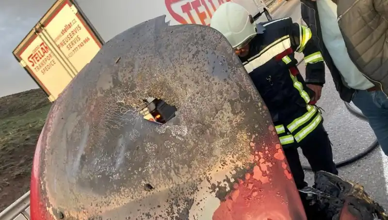 Seyir Halindeki Otomobil Alev Alev Yandı: Yolculuk Felaketle Sonuçlandı